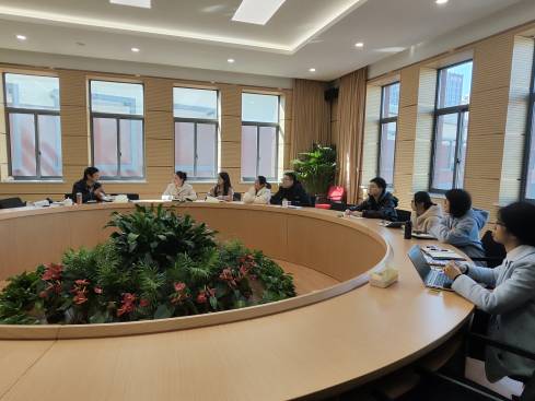 图1老师认真听讲(1).jpg