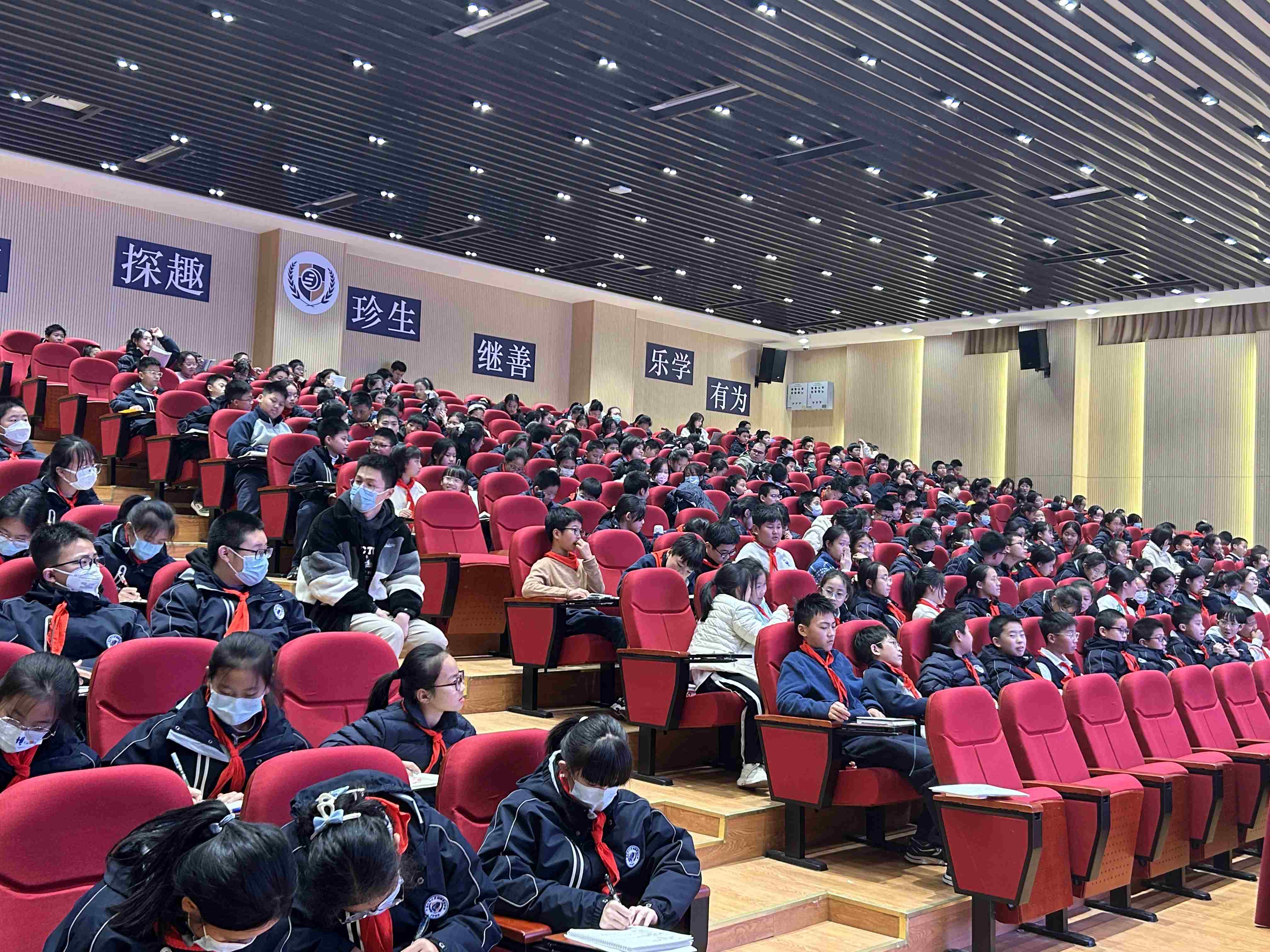 师生认真听讲（2）(1).jpg