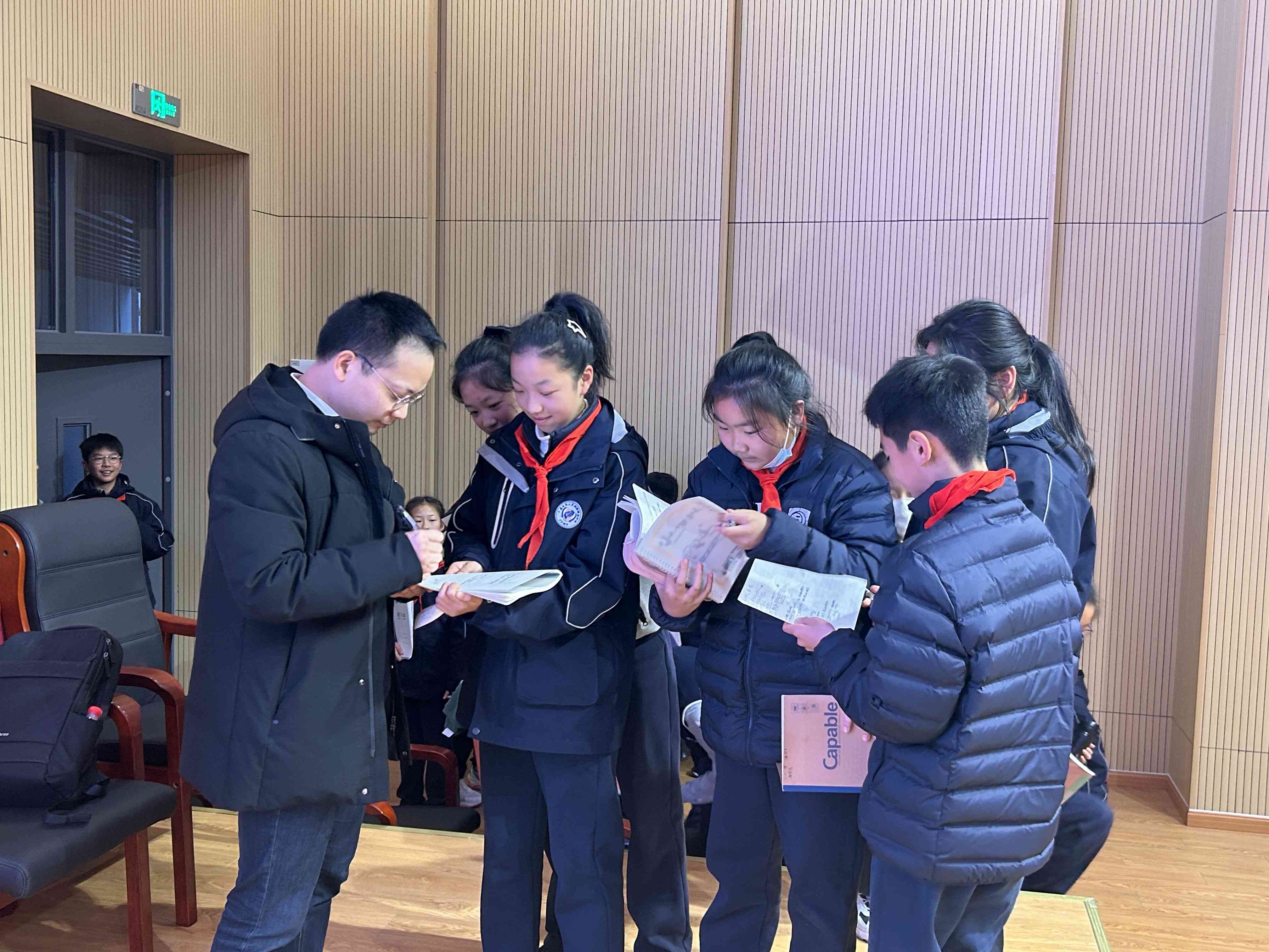 同学们和施老师交流(1).jpg