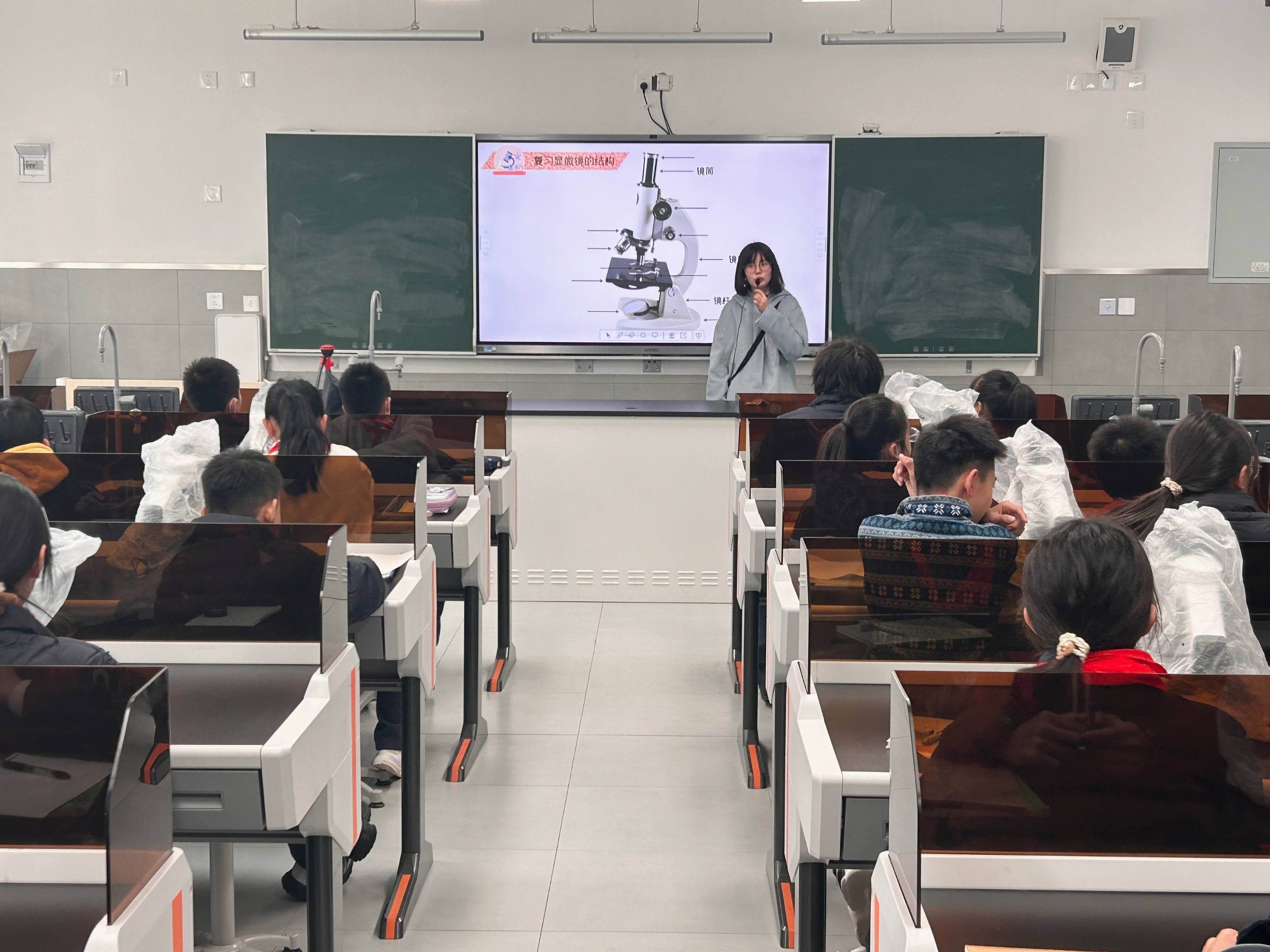 1706237391114590.jpg 季老师上科学课(1).jpg